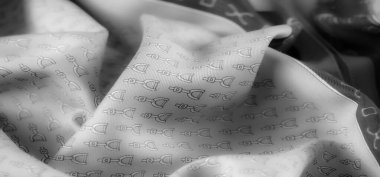 Yumuşak, gri bir kumaş. İnce ve zarif bir dizaynla tekrar eden üzengi deseni. Kumaş ince kıvrımlı görünüyor. Hassas ve sofistike görünümünü geliştiriyor. Moda için mükemmel