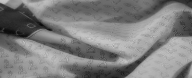 Yüzeyde yavaşça akan karmaşık üzengi desenleri olan örtülü gri bir kumaş. Monokrom paleti ve yumuşak dokusu ona lüks, binicilik hissi veriyor. Moda için mükemmel hale getiriyor.