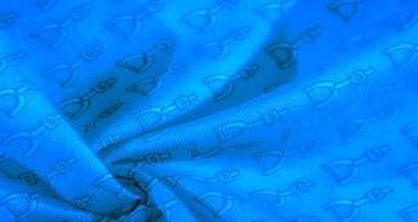 Detaylı siyah üzengi desenli mavi kumaş yumuşak ışıkta zahmetsizce akar. Zarif, tekrarlayan desen, modern, üst düzey bir hissi, pürüzsüz ve parlak bir maddeye getiriyor..