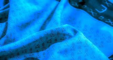 Karmaşık siyah üzengi desenli parlak mavi kumaş, kumaşın dokusunu ve hareketini gösteriyor. Zarif binicilikten esinlenilmiş tasarım bir sofistike anlayış ekler.,