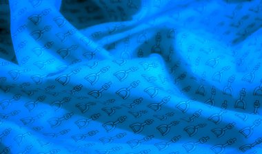 İnce siyah üzengi desenli koyu mavi kumaş. Işığın ve gölgenin zıtlıklarını ortaya çıkarmak için dikkatlice katlanmış. Tutarlı desen ve yumuşak doku