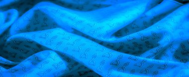 Bir hareket hissi yaratmak için sanatsal olarak katlanmış siyah üzengi desenli görsel olarak çekici bir mavi kumaş. Desen ve dokunun birleşimi bu kumaşı çağdaş moda için ideal hale getiriyor.