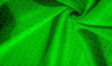 Tekrarlayan siyah üzengi desenli yumuşak, akan yeşil bir kumaş, dinamik bir hareket yaratmak için zarifçe katlanmış. Pürüzsüz doku ve koyu renk kontrastı bu kumaşı ideal yapar