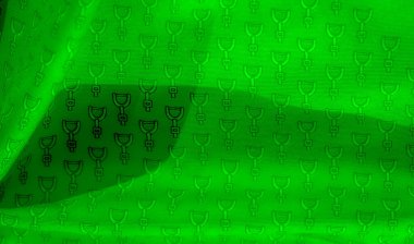 Pürüzsüz, parlak yeşil kumaş ve siyah üzengimsi deseni var. Görüntü, zarif malzeme ve karmaşık binicilik deseni arasındaki kontrastı vurguluyor, modern bir görünüm veriyor..