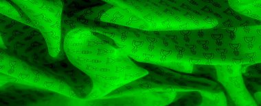 Siyah üzengi desenleriyle süslenmiş canlı yeşil bir kumaş. Bu tekstil pürüzsüz dalgalar halinde akıyor. Alternatif koyu desenler maddeye çağdaş ve şık bir görünüm kazandırıyor..