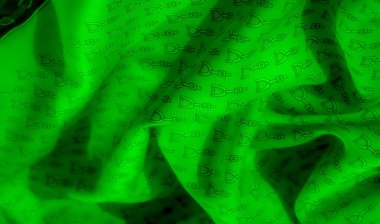 Siyah üzengi desenli canlı yeşil kumaş zarif bir şekilde örterek hareket ve doku yaratır. Tekrarlanan üzengi motifi bu çağdaş tekstile binicilik tarzının bir dokunuşunu getiriyor.