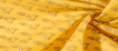 Pürüzsüz, parlak sarı bir kumaş, çarpıcı siyah üzengi desenli, binici dokunuşu ekliyor. Kumaşın ince kıvrımları boyut yaratır ve zarif tasarımı vurgular..