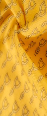 Siyah üzengi tasarımlı bu sarı kumaş zarif bir şekilde örtülmüş, yumuşak kıvrımları ve kumaşın pürüzsüz dokusunu yakalıyor. Binicilikten esinlenilmiş desen tekstile karmaşıklık katıyor..