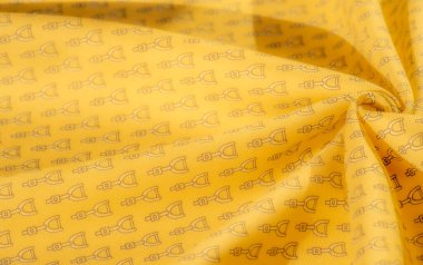 Siyah üzengi desenli pürüzsüz sarı bir kumaş, tekrar tekrar dizilmiş. Kumaşlı kumaş binicilik tasarımına hareket katıyor, moda ya da ev dekorasyonu için mükemmel hale getiriyor..