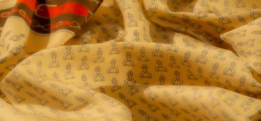 Bu siyah üzengi desenli sarı kumaş modern, binicilik temalı bir tasarımı yakalıyor. Akan kumaş dokusu şekil ve rengin kusursuz bütünleşmesini vurgular.