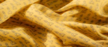 Karmaşık siyah üzengi desenleri gösteren lüks sarı bir kumaş. Kalın üzengi ve pürüzsüz dokunun birleşimi bu kumaşı modern tasarım projeleri için çok yönlü hale getirir..