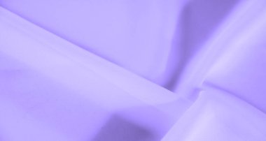 Bulanık, yumuşak lavanta kumaşları, şeffaf dokusundan süzülen ışıkla nazikçe örtülmüş. Kumaşın pürüzsüz akışı soyut ve rahatlatıcı bir tasarım yaratır.,