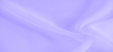 Bulanık. Bu fotoğrafta mor kumaşın yumuşak kıvrımlı ve pürüzsüz bir dokusu olan bulanık bir görüntüsü var. Pürüzsüz, dalgalı çizgiler resme sakinleştirici, soyut bir estetik veriyor..