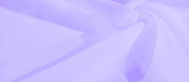 Hassas kıvrımlı bulanık lavanta kumaş çerçevenin içinden yavaşça akıyor. Işık, havadar doku yumuşak ve dingin bir his yaratır. Bu da onu arka plan ya da soyut tasarımlar için mükemmel kılar..