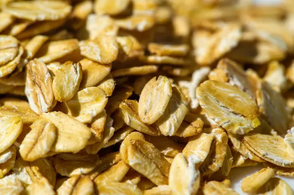 Güne lezzetli bir kase sıcak yulaf ezmesiyle başla. Elma, tarçın, yabanmersini, badem ve akçaağaç esmer şeker gibi çeşitli tatlardan seç..