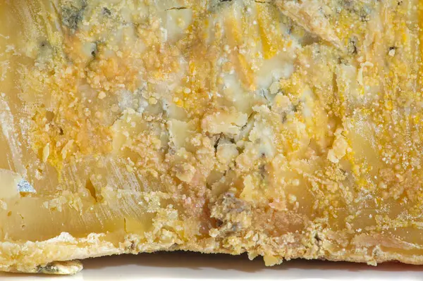 Peynir bloklarının yüzeyi küf ve desenli çatlaklarla kaplı. Bu da yaşlanma kalitesini gösteriyor. Küflü yamalar çoğunlukla bir tarafta yoğunlaşırken, diğer taraf biraz daha temiz kalıyor..