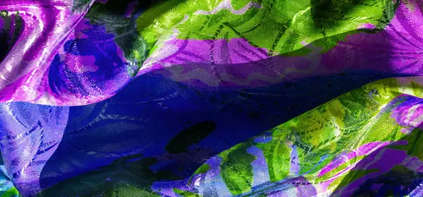 Yumuşak desenler ve ışık yansımalarının karışımını geliştiren, yeşil, mor ve sarı tonlarıyla kumaşın soyut bir karışımı.