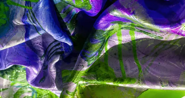 Pürüzsüz, soyut kumaş deseni, baskın yeşil ve mor renkler, kıvrımlar ve parlak yansımalar..