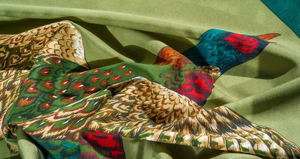 Açık yeşil kumaşlı, renkli tüylü ve canlı desenli birden fazla uçan sülün ayrıntılı bir sanatsal çizimi..