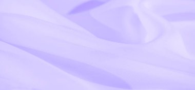 Bulanık mor kumaş zarif kıvrımlarla örtülmüş. Hassas dokulara sahip pürüzsüz yüzey, soyut bileşime ruhani bir dokunuş ekleyerek akışkan ve dingin bir görsel yaratıyor.