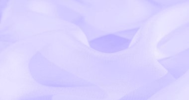 Bulanık, yumuşak lavanta kumaşı ince kıvrımlarla yavaşça akıyor, pürüzsüz ve ruhani bir doku yaratıyor. Minimalist kompozisyon kumaşın narin doğasını ortaya çıkarıyor, sakinliği çağrıştırıyor..