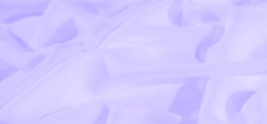 Yumuşak kıvrımlı bulanık lavanta kumaş yumuşak ve pürüzsüz dokular oluşturuyor. Işık ve gölgenin ince oyunu görüntüye narin, havadar bir hava katar ve rüya gibi atmosferini güçlendirir..