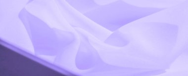 Bulanık lavanta kumaş kıvrımları hafif bir ışık oyunuyla yumuşak ve soyut bir zemin oluşturur. Nazik kumaşlar sükunet ve sükuneti çağrıştırıyor. Zarif tasarım projeleri için mükemmel.