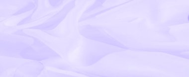 Hassas kıvrımları olan bulanık, soyut, yumuşak mor kumaş, ince bir doku ve pürüzsüz gradyanlar. Işık kumaş üzerinde hafif ve rahatlatıcı bir estetik yaratıyor..