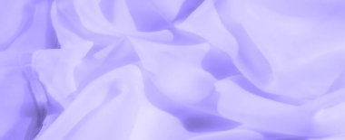 Yumuşak dalgaları ve hassas dokusu olan lavanta renkli kumaşın bulanık görüntüsü. Pürüzsüz ve akışkan kumaş sükunet ve minimalist bir zarafet hissi getiriyor..