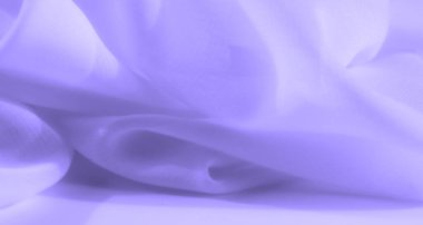 Yumuşak, akışkan kıvrımları olan açık leylak kumaşının bulanık görüntüsü. Tekstilin pürüzsüz dokusu, arka plan veya tasarım unsurları için ideal sakin ve sakin bir görsel yaratıyor..