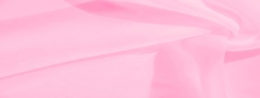 Bulanık pembe kumaş ışık dalgalarında yavaşça akıyor. Hassas materyalin dokusu rahatlatıcı ve zarif bir varlık yaratarak, onu minimal ve kadınsı tasarım için ideal kılıyor..