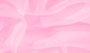 Bulanık açık pembe kumaş yumuşak ve akıcı bir şekilde örterek ince dalgalar ve kıvrımlar oluşturur. Malzemenin nazik hareketi huzur ve akıcılık hissi katıyor..