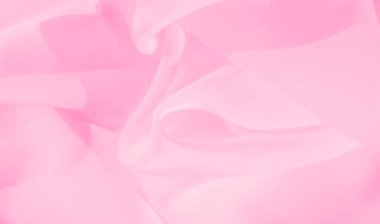 Bulanık açık pembe kumaş yumuşak ve akıcı bir şekilde örterek ince dalgalar ve kıvrımlar oluşturur. Malzemenin nazik hareketi huzur ve akıcılık hissi katıyor..