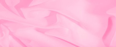 Yumuşak pembe kumaşın bulanık kıvrımları ince dalgalar ve nazik kıvrımlarla pürüzsüz, akışkan bir doku yaratır. Kumaşların şeffaflığı ruhani ve rüya gibi bir estetik katıyor..