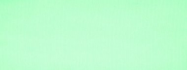 Bulanık yeşil kumaş yumuşak kıvrımlar ve hassas dalgalar oluşturuyor. Yumuşak dokusu ve ince ışık yansımaları var. Kumaşın zarif akışı, sakin ve minimalist bir güzellik hissi veriyor..