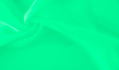 Yumuşak, dalgalı bulanık yeşil kumaş sakinleştirici bir etki yaratıyor. Bükümlerdeki ışık dokusu ve gradyanı kumaşın doğal hareketini vurgular ve mükemmel bir arkaplan sunar.