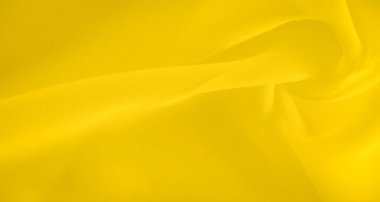 Bulanık sarı kumaş akışkan kıvrımları yumuşatarak dinamik ve canlı bir görüntü yaratır. Kırışıklıklar ince doku sağlıyor, kumaş yüzeyinin derinliğini arttırıyor..