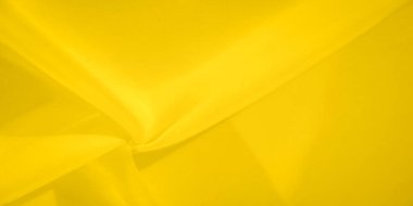 Bulanık sarı kumaş yumuşakça katlanır, pürüzsüz ve dinamik bir doku yaratır. Kumaştaki nazik kırışıklıklar yumuşaklığını ve şeffaflığını vurguluyor, parlak, havadar bir görünüm sunuyor..