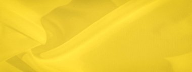 İnce dalgalı bulanık sarı kumaş yumuşaklığını ve akan doğasını sergiliyor. Parlak renk ve nazik kıvrımlar rahatlatıcı, soyut bir görsel etki yaratır..