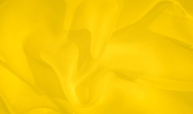 Bulanık sarı kumaş kıvrılır, ince gölgeler oluşturur. Parlayan madde yumuşak dalgalar halinde akar, yaratıcı görseller için soyut estetik bir minimalist oluşturur..