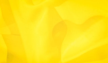 İnce kıvrımları ve kıvrımları olan parlak sarı kumaşın bulanık görüntüsü. Yumuşak dokusu ve canlı tonu çeşitli yaratıcı kullanım için asgari soyut bir arkaplan oluşturur.