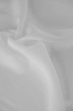 Hassas kıvrımları ve kıvrımları olan bulanık beyaz kumaş minimalist ve yumuşak bir doku yaratır. Soyut görüntü, akışkan çizgileri ve ışık yansımasıyla sakinlik ve basitliği çağrıştırıyor..