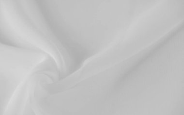 Yumuşak kıvrımları ve kıvrımları olan soyut beyaz kumaşın bulanık yakın çekimi. Yumuşak dokusu, sakin ve zarif bir atmosferi çağrıştıran minimalist tasarımı vurguluyor..