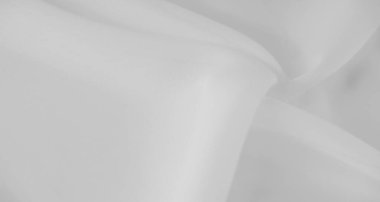 Bulanık beyaz kumaş yumuşak kıvrımlar halinde akarak ince gölgeler ve röflelerle hassas bir doku oluşturuyor. Minimalist kompozisyon ışığı ve yumuşaklığı vurgular..