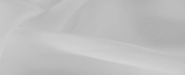 Yumuşak kıvrımlı, hafif gölgeli beyaz kumaşın bulanık minimalist bileşimi sakin ve zarif bir atmosfer yaratıyor. Yumuşak dokusu, sakin ve sofistike bir hava katar..