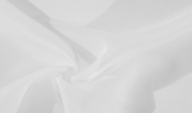 Bulanık beyaz kumaş yumuşak dalgalar halinde kıvrılarak ince ışık ve gölge zıtlıklarıyla pürüzsüz bir doku oluşturur. Narin kumaşlar sükunet ve minimalizmi çağrıştırıyor..