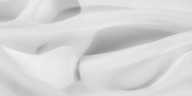 Yumuşak kıvrımlı bulanık beyaz kumaş ve pürüzsüz bir doku minimalist bir estetik yaratır. Hassas kıvrımlar ve ince gölgeleme soyut bileşime derinlik ve zarafet ekler.