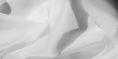 Bulanık beyaz kumaş ince kıvrımlar ve yumuşak bir yüzey ile yakalanmış, sükunet ve saflık hissi yayıyor. Akan dokular ve asgari tasarım onu modern arka planlar için mükemmel kılıyor..