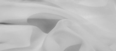 Yumuşak kıvrımları ve yumuşak dokusu olan bulanık beyaz kumaş zarafet ve incelik hissi verir. Minimalist tasarım ve hafif tonlar barışçıl ve rafine bir zemin oluşturur..