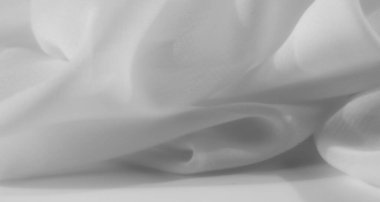 Yumuşak kıvrımları ve yumuşak dokusu olan bulanık beyaz kumaş zarafet ve incelik hissi verir. Minimalist tasarım ve hafif tonlar barışçıl ve rafine bir zemin oluşturur..